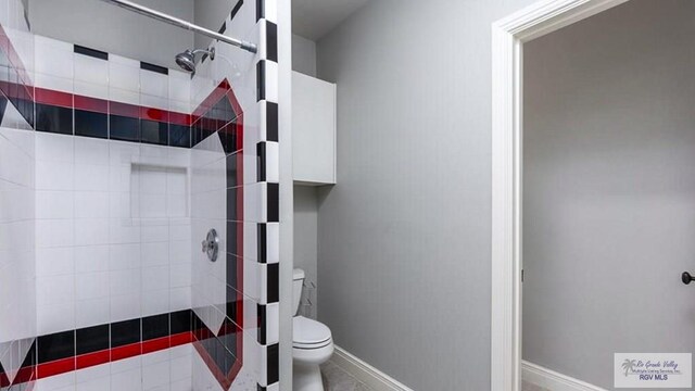 5443 Autumn Mist Ln, Brownsville, TX 78526 - full bathroom featuring toilet, a tile shower, and baseboards