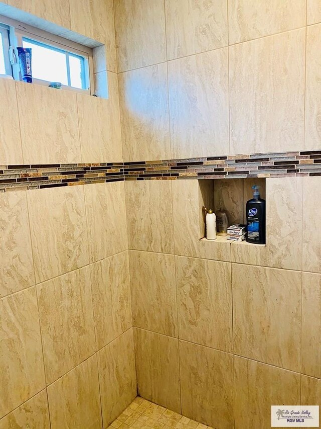 full bathroom featuring a tile shower