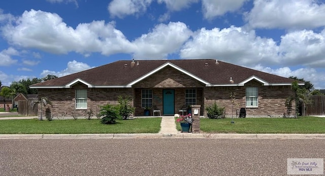 ranch-style house featuring a front yard