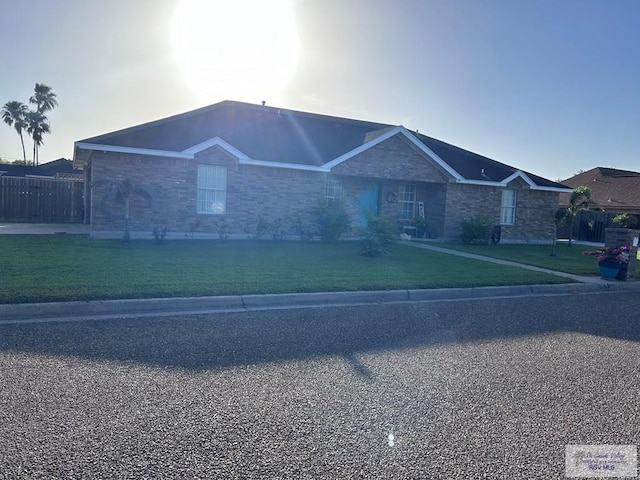 ranch-style home featuring a front lawn