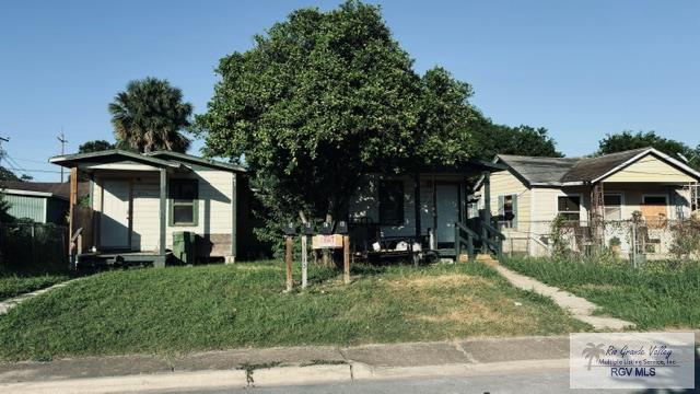 bungalow-style house featuring a front lawn