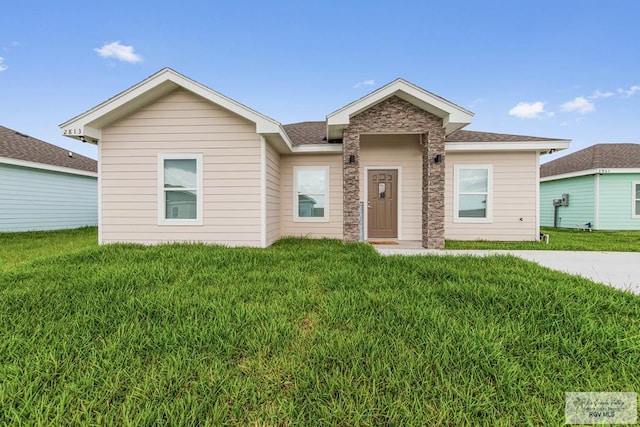 view of front of house featuring a front yard