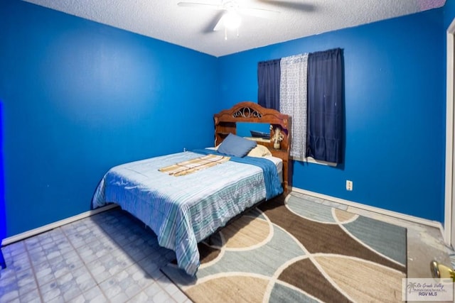 bedroom featuring ceiling fan and a textured ceiling