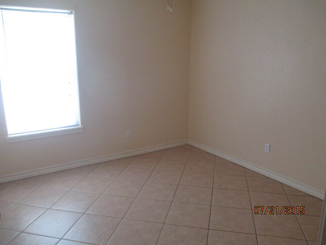 spare room with light tile patterned flooring