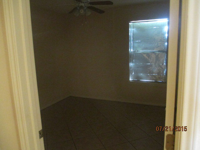 unfurnished room with ceiling fan