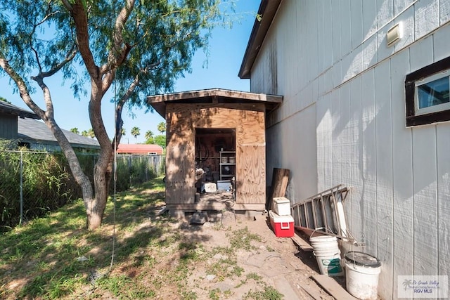 view of yard with a storage shed