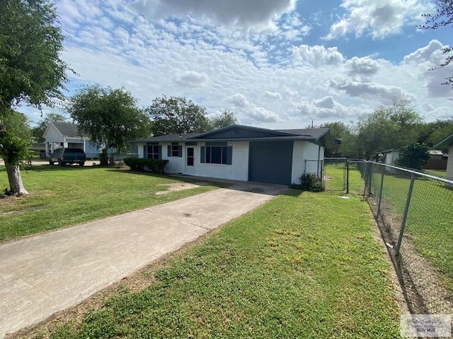 single story home featuring a front lawn