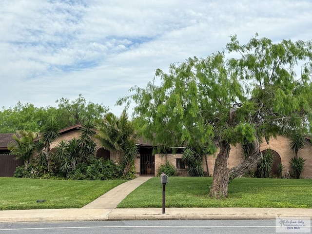 view of front of home featuring a front yard