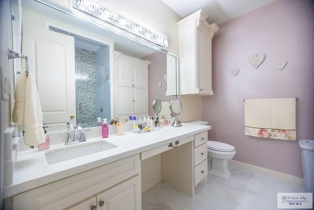 bathroom with a shower with door, vanity, and toilet