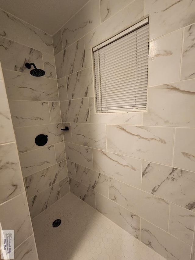 bathroom featuring tiled shower