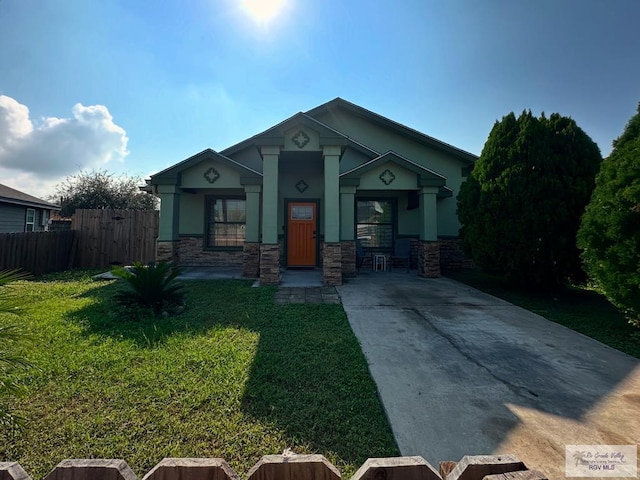 view of front of home featuring a front yard