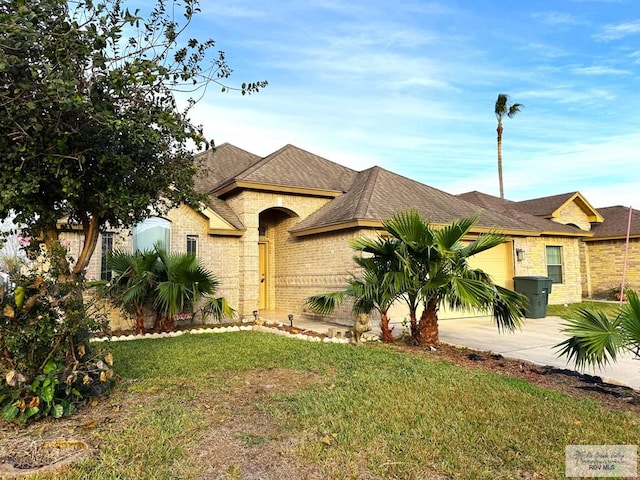 view of front of house with a front lawn