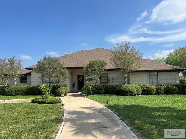 single story home with a front lawn