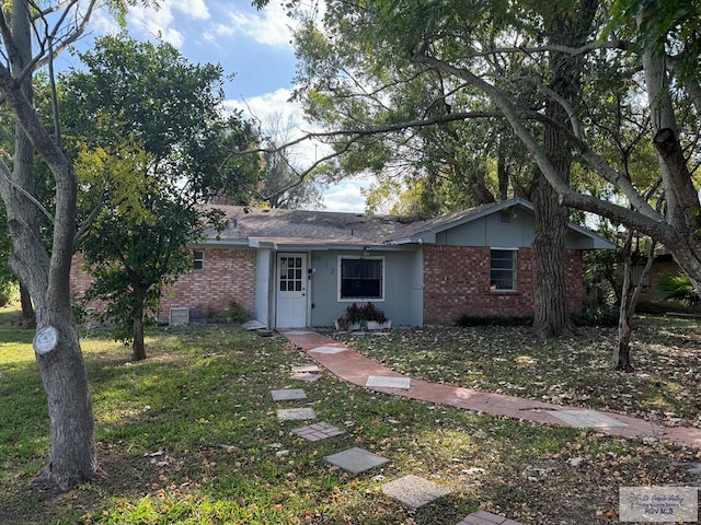 single story home with a front yard