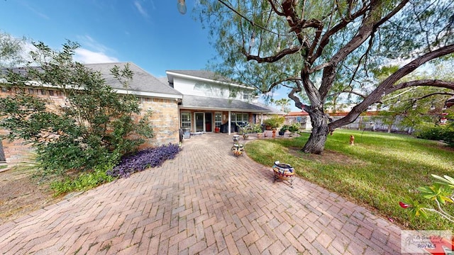 view of front of property featuring a front lawn