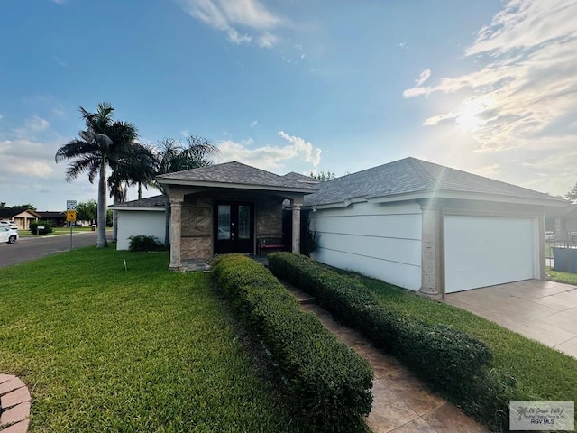 view of front facade featuring a garage and a front yard