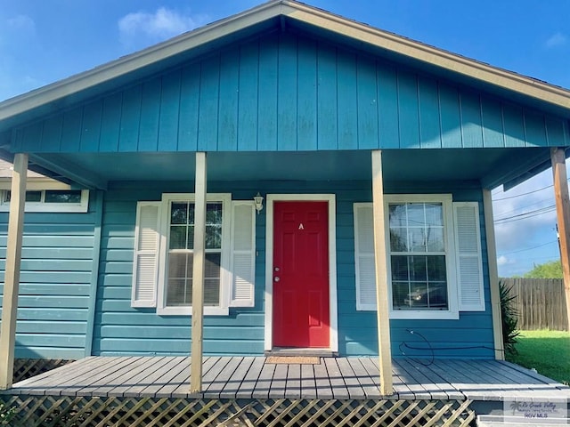 view of front facade with covered porch