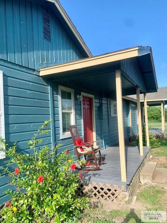 property entrance with covered porch