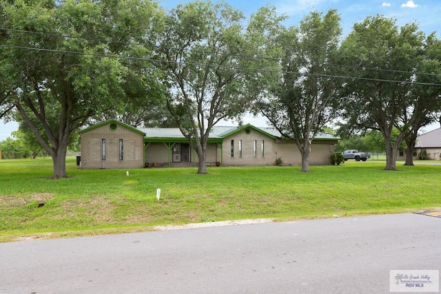 single story home with a front yard