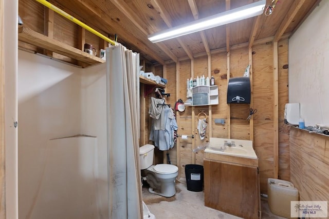 bathroom with curtained shower, toilet, and vanity