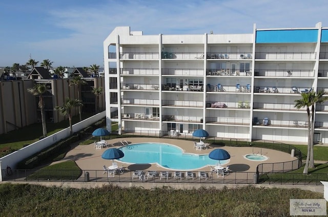 view of swimming pool