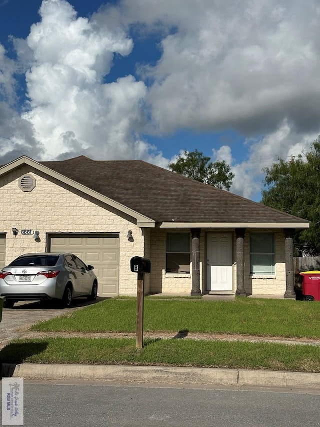 view of front facade featuring a garage and a front yard