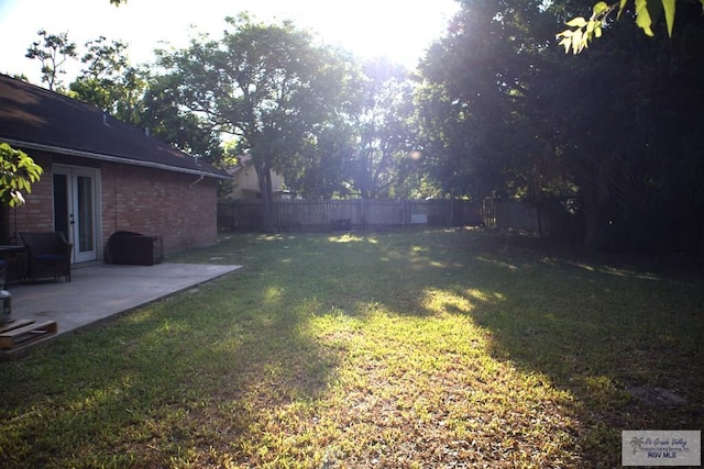 view of yard featuring a patio