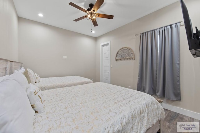 bedroom with dark wood-style floors, ceiling fan, baseboards, and recessed lighting