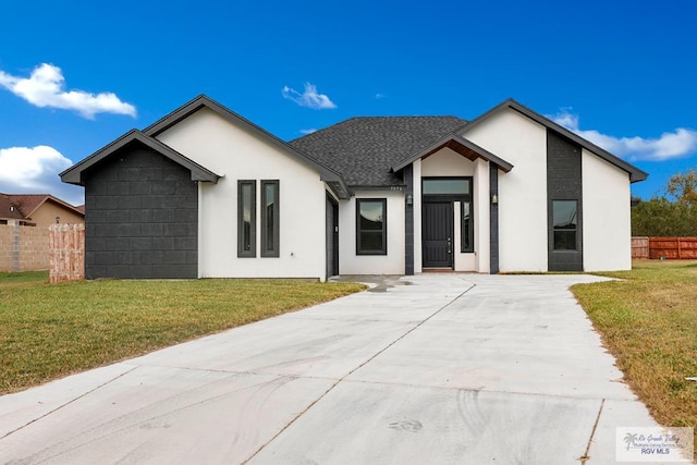 view of front of property featuring a front yard