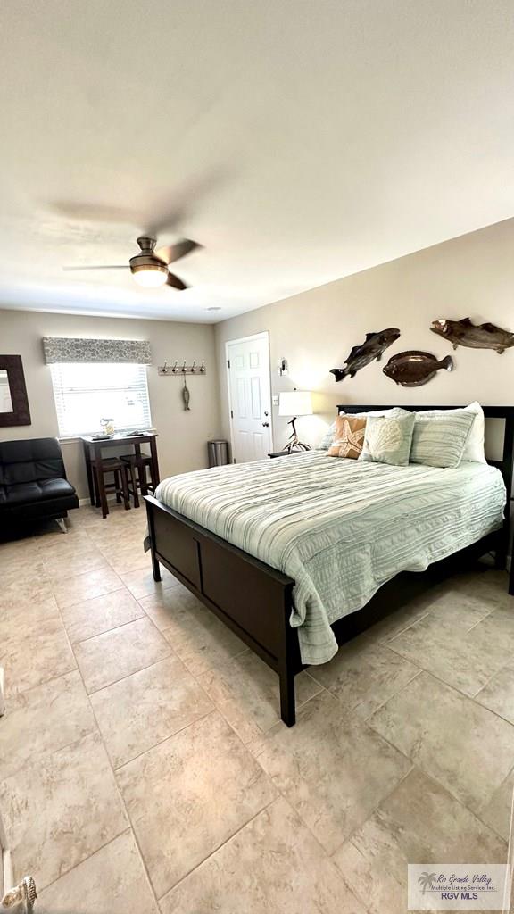 bedroom with ceiling fan