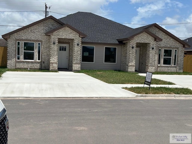 view of front facade with a front yard