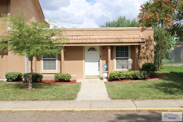 view of front facade with a front yard