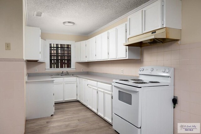 kitchen featuring electric stove, sink, light hardwood / wood-style flooring, a textured ceiling, and white cabinetry