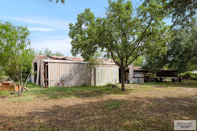 view of yard featuring an outbuilding