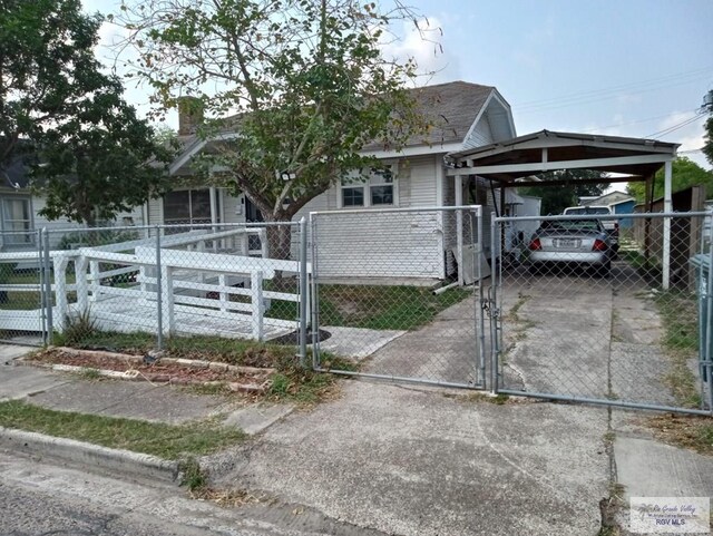 view of front facade featuring a carport