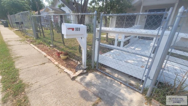 909 W Hanson St, Harlingen, TX 78550 - view of gate