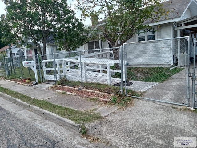 909 W Hanson St, Harlingen, TX 78550 - view of front facade with a gate and a fenced front yard
