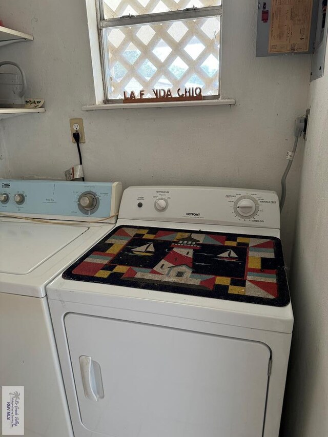 25631 N White Ranch Rd, La Feria, TX 78559 - laundry area with washer and clothes dryer