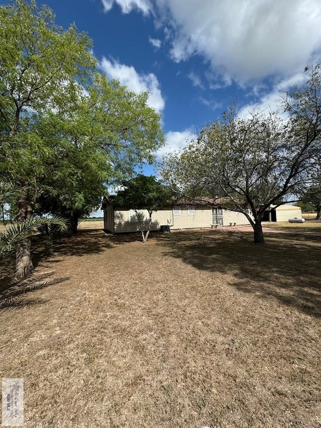 25631 N White Ranch Rd, La Feria, TX 78559 - view of yard
