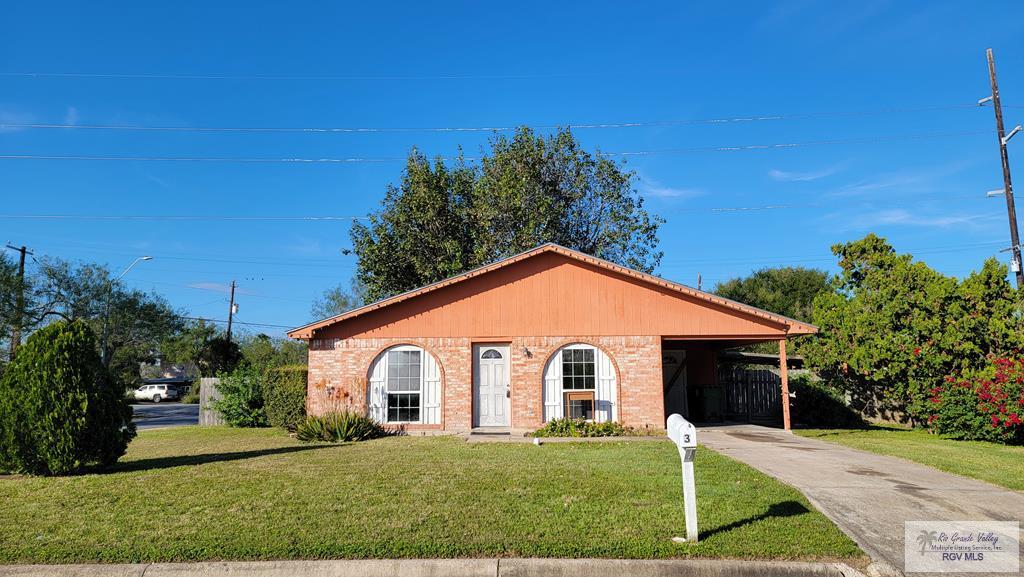 view of front of house featuring a front yard and a carport