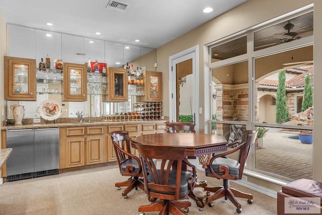 dining room with indoor wet bar