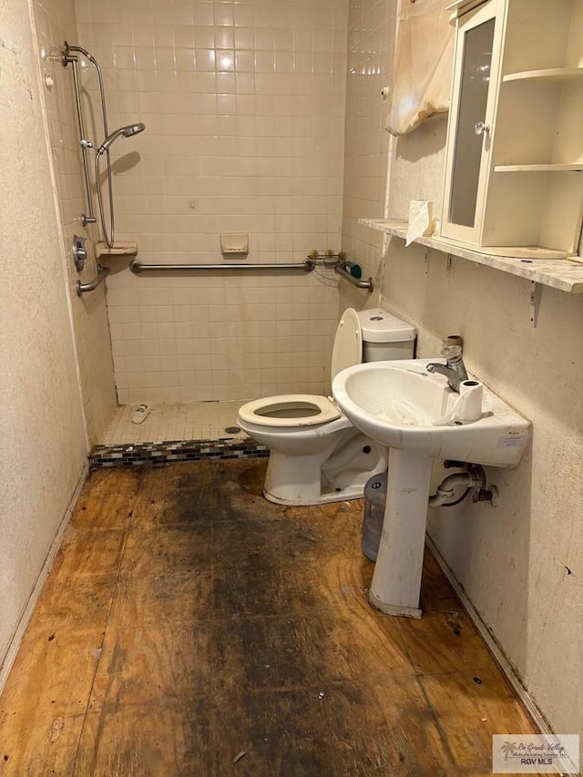 821 Virginia Ave, La Feria, TX 78559 - full bath featuring a shower stall and a textured wall