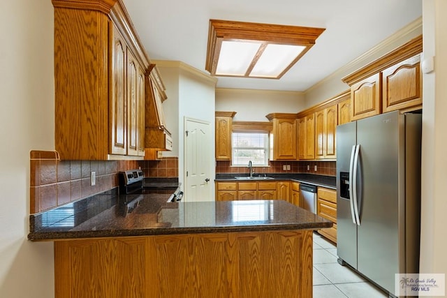 kitchen featuring kitchen peninsula, backsplash, stainless steel appliances, sink, and light tile patterned floors