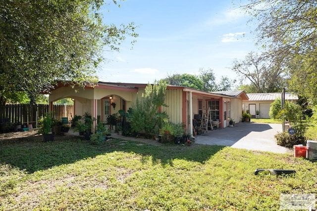 view of front of property featuring a front lawn