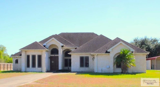 ranch-style house featuring a front yard