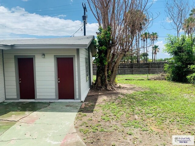 view of outdoor structure with a yard