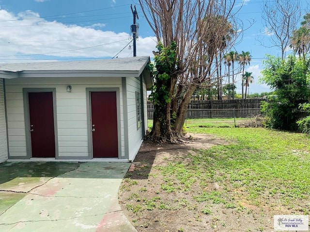 1218 S 16th St, Harlingen, TX 78550 - view of yard featuring an outdoor structure