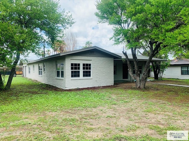 view of front of home featuring a front lawn