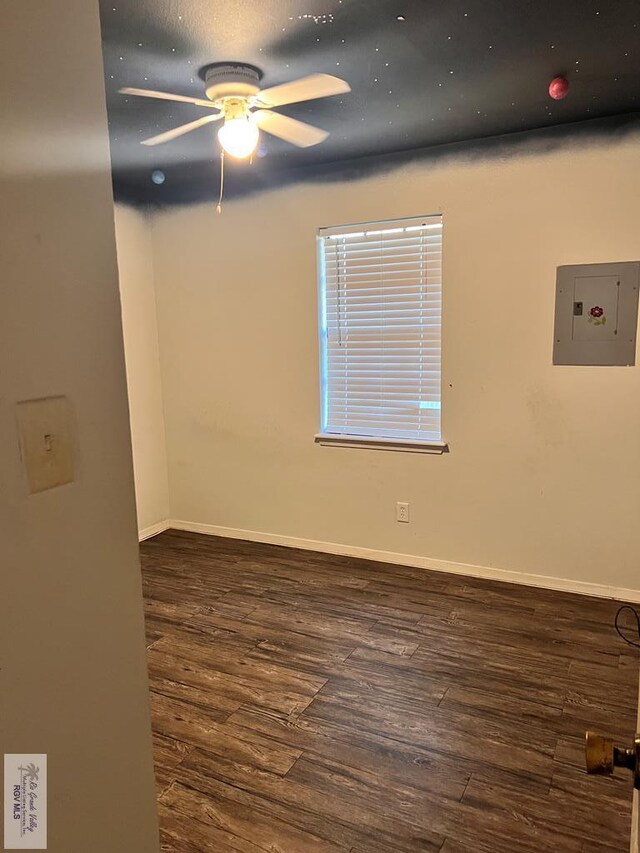 empty room featuring a textured ceiling, dark hardwood / wood-style flooring, and ceiling fan