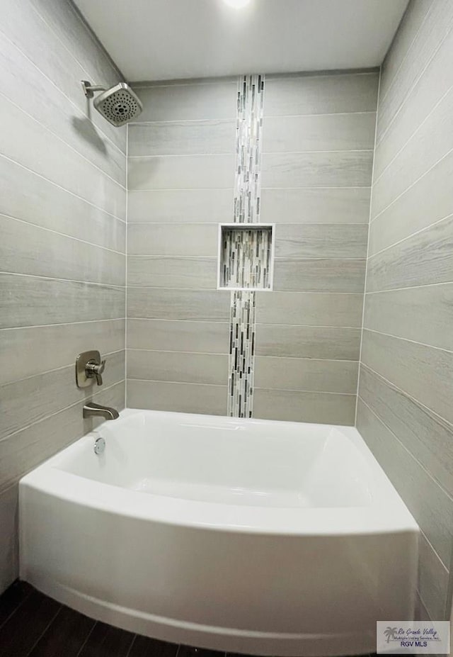 bathroom featuring tiled shower / bath